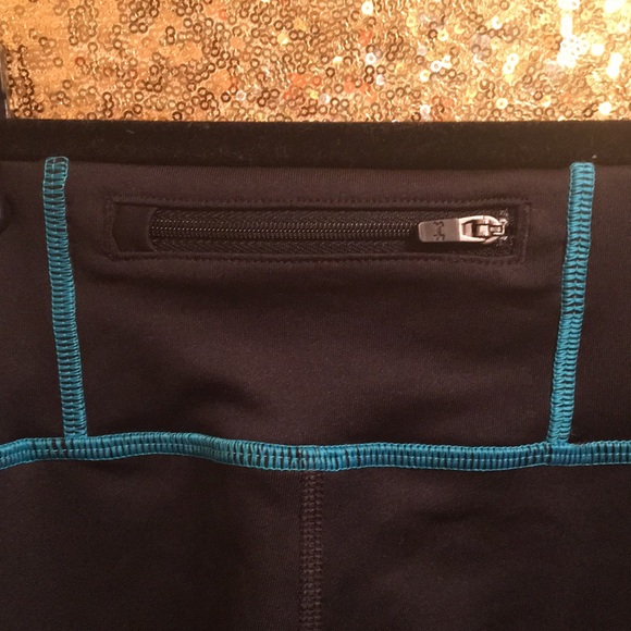 UnderArmour Black Fitted Crop Workout Pants - Picture 6 of 8